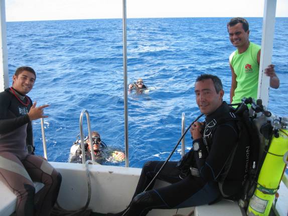 Preparando-se para mergulhar na Corveta, em Fernando de Noronha - PE